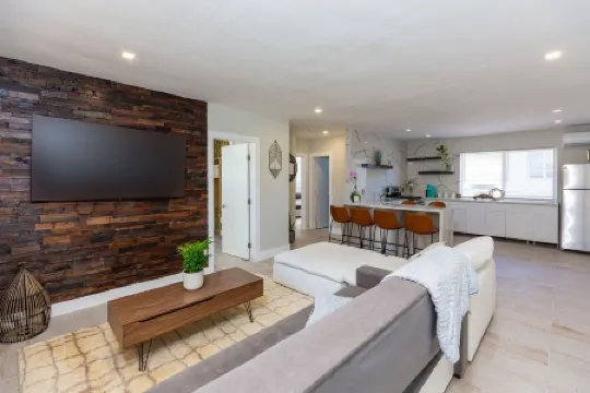 Tropi-Cool 2 Bedroom Apt