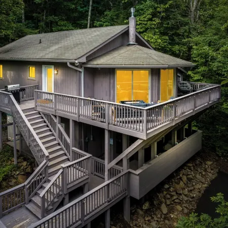 Mid‑Century Retreat • Near Breweries • Sleeps 12