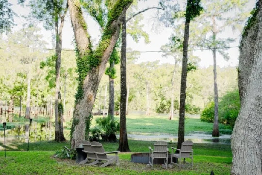 Beautiful 3-bedroom River House in Old Town FL with AC and Wi-Fi, Enjoy!