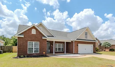 Southern Delight-4 Bed Room-7 beds- Private Backyard-Great for Larger Groups