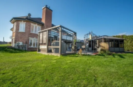 Waterfront Oasis: Luxury Retreat Between Ottawa and Montreal Hotels in 