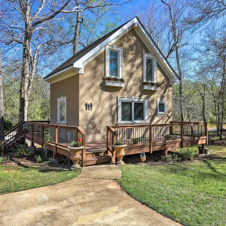 Cozy Creekside Cabin w/ Grill: Fish & Explore!