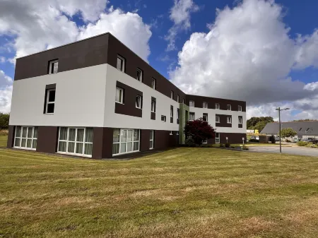 Brit Hotel Saint-Méen-Le-Grand en Brocéliande Отели рядом с достопримечательностью «La Maison du Graal»