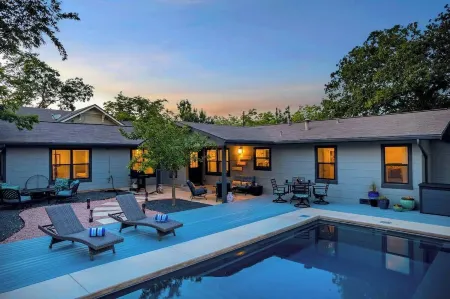 Das Weinhaus Pool & Hot Tub - Walk to Main St