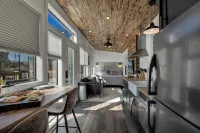 Waylon-Hot Tub and Fire Table! Hotels in Fredericksburg