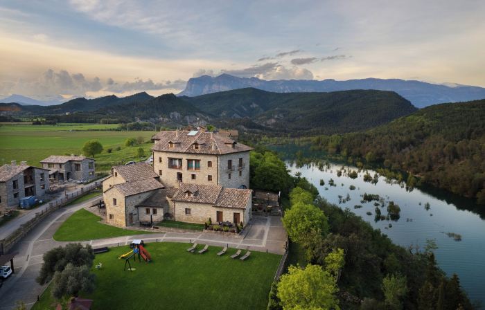 Casas Pirineo Aínsa: Historic Palace & Garden