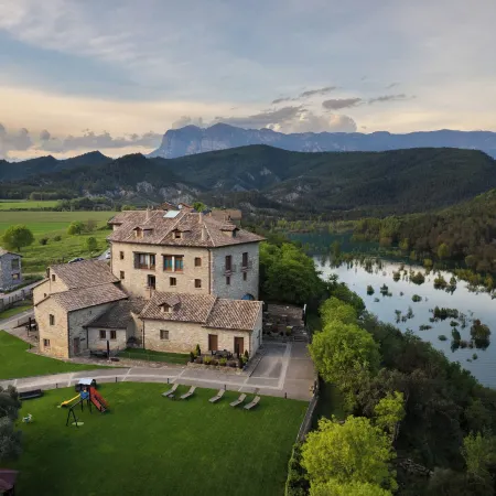 Casas Pirineo Aínsa: Historic Palace & Garden