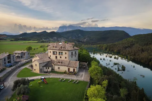 Casas Pirineo Aínsa: Historic Palace & Garden
