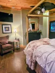 River Cabin - Escape to Your Romantic yet Adventurous Smokey Mountain Getaway!