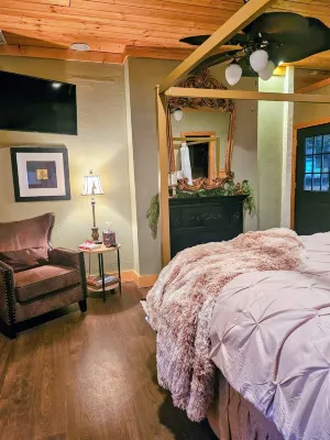 River Cabin - Escape to Your Romantic yet Adventurous Smokey Mountain Getaway! Monkey Toes 주변 호텔