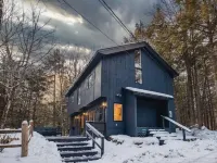 The Quechee Haus: VT Retreat with Outdoor Hot Tub 퀴치 호텔