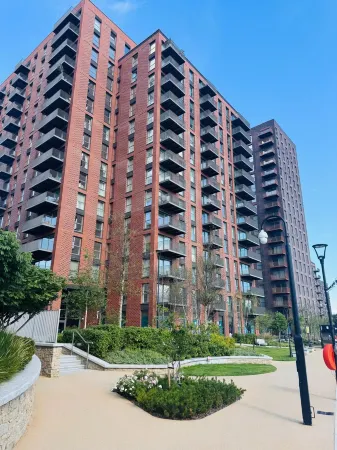 2 Br Apt at Plotseeker Short Term Rental London