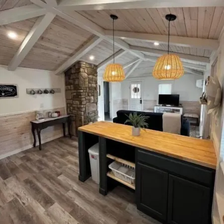 River Rock Cabin - Near Spring River and Main St