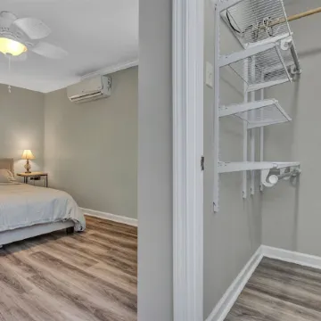 Beautiful Renovated Lake Cottage in SW County and only minutes from Downtown! Отели в г. Сейлем