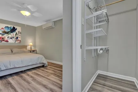 Beautiful Renovated Lake Cottage in SW County and only minutes from Downtown! Отели рядом с достопримечательностью «Парк Риверсайд»