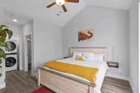 One Of A Kind townhouse with mountainline views of the city