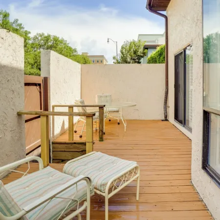 Walk to Restaurants: Downtown Leesburg Townhome!
