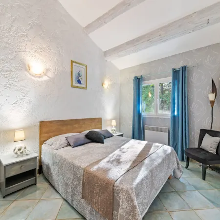 Modern holiday home with private pool Отели в г. Ламбеск