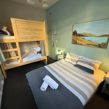 UpTown Backpackers Hotels near Baldwin Street