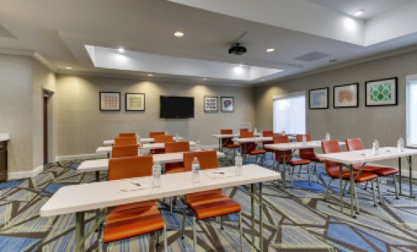 Holiday Inn Express & Suites Columbus - FT Benning Maingate by IHG