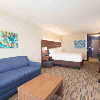 Holiday Inn Express & Suites UNIONTOWN by IHG Rooms