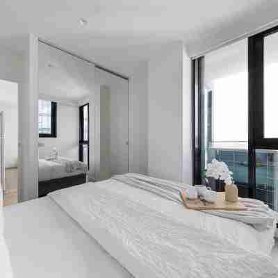 A Cozy 2BR Apt with Panoramic Views, FREE Parking Rooms