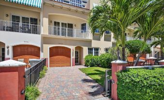 Daisy Townhouse  Steps from The Beach