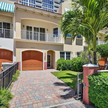 Daisy Townhouse  Steps from The Beach