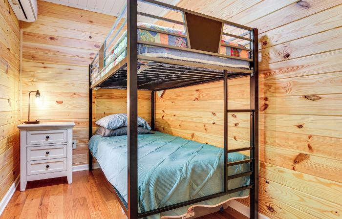 Cottage Close to Caves & Trails in Hocking Hills!