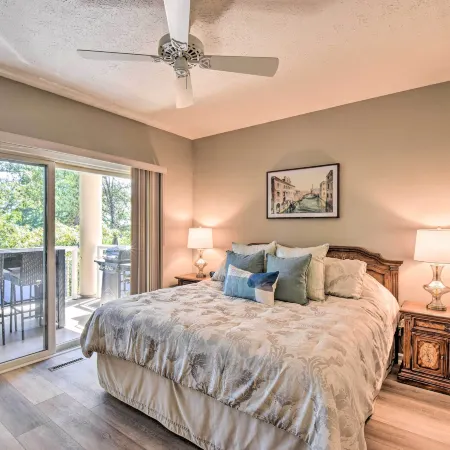 Resort-Style Condo w/ Balcony on Lake Keowee