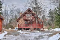Secluded Johnsburg Retreat w/ Hot Tub & Fire Pit - 3 estrellas