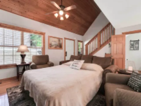 6 Mi to Branson Strip! Lakefront Home with Fireplace Hotels in Stone County