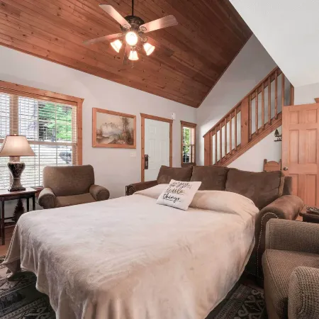 6 Mi to Branson Strip! Lakefront Home w/ Fireplace