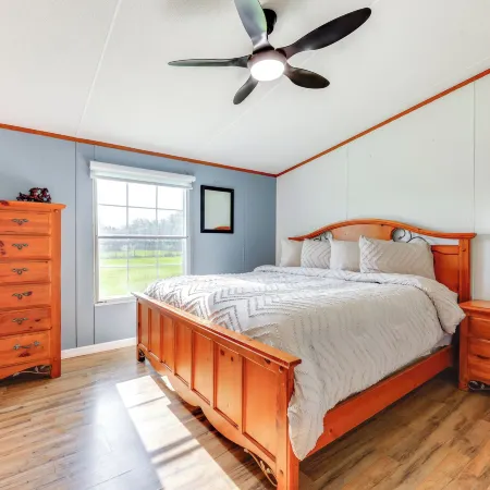 Palatka Hideaway w/ Fireplace & Private Porch