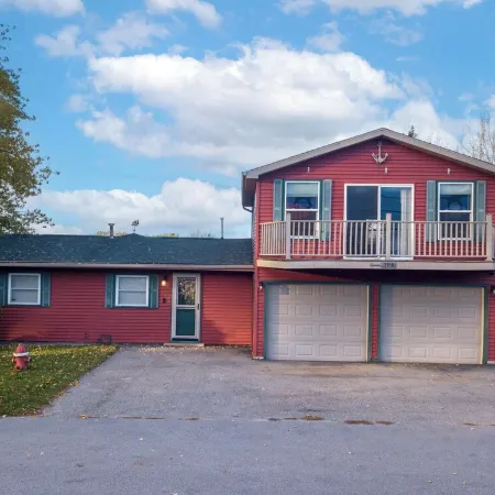 Catch on the Canal - Waterfront Getaway Near Casino, Dining & Entertainment