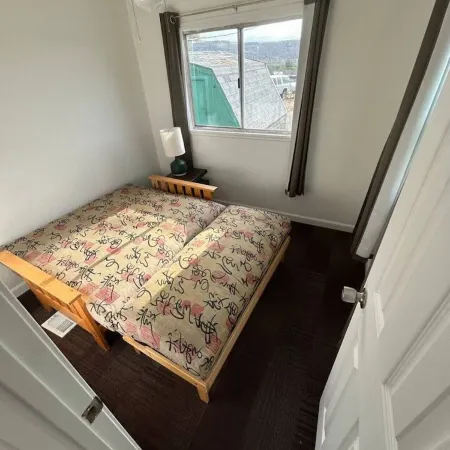 Private House. 1 Bed 1 Bath Full Kitchen. Remote Location Very Private