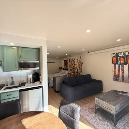 1 min. to slopes!Wake up & Ski! Steps to ski lift/gondola, shops & dining!