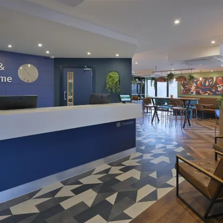 Travelodge Milton Keynes Bletchley Отели рядом с достопримечательностью «Железнодорожный вокзал Блетчли»