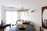 Modern SEAFRONT 2BR APT w Terrace & View - Homestays