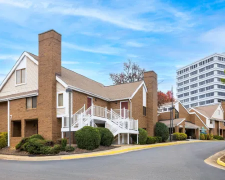 Tysons Corner Suites, A Baymont by Wyndham Các khách sạn ở Tysons