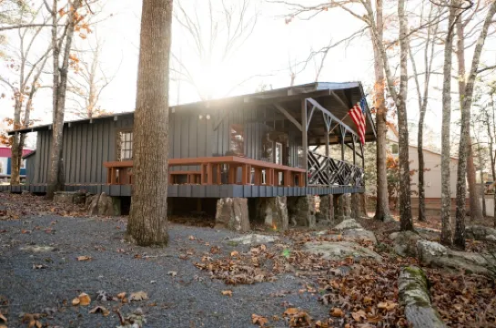 “The Sugarloaf Mountain Cabin” A Charming Lakefront Escape!!