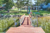 Lakefront Arkansas Escape w/ Grill, Dock & Kayaks! - Homestays