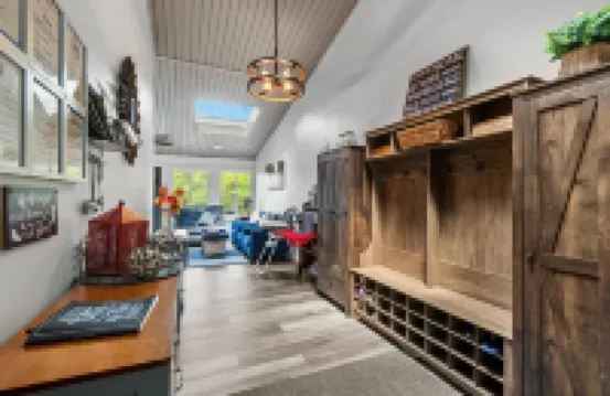 Lake Vibez: 5Br Pocono Lakefront, Private Dock, Swim, Kayaks, Boats, Pickleball