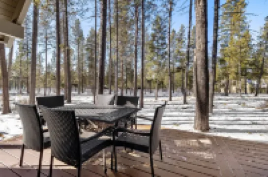 Chalet Squatch - Cozy-Luxe Cabin Near Village & SHARC!