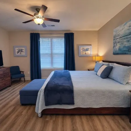 Lazy Palm-Free Beach Pass! Pool! 1/2 Mile to Marshwalk and Marina! 3 King Bdrms!