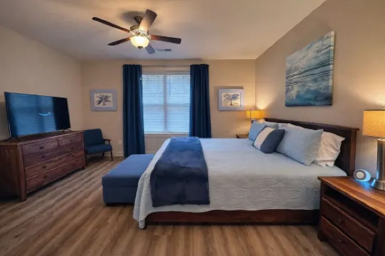 Lazy Palm-Free Beach Pass! Pool! 1/2 Mile to Marshwalk and Marina! 3 King Bdrms!