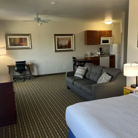 Days Inn & Suites by Wyndham Columbus NE Hotels in Columbus