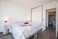 Penthouse-LakeView-AC-Private Garden