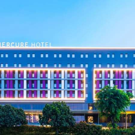 Mercure Jakarta Grogol Отели рядом с достопримечательностью «Университет Таруманагара»
