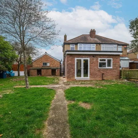 Spacious 4 Bed Semi-Detached Hse